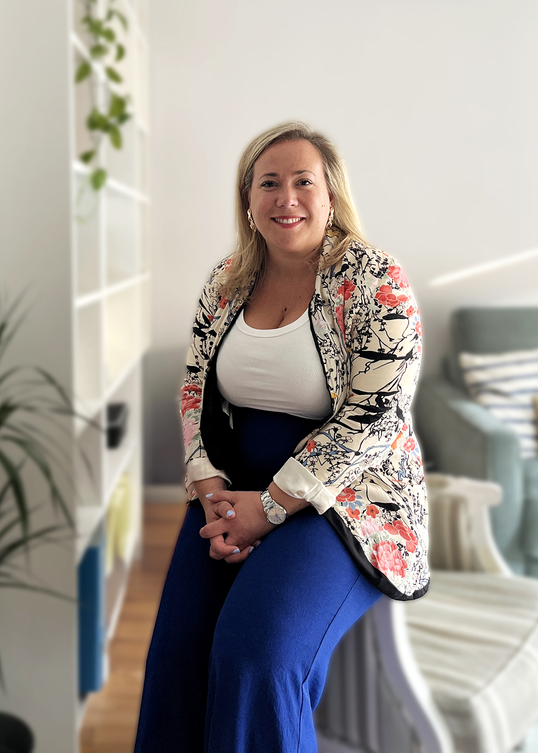 Séverine Bouchet, assise sur l'accoudoir d'un fauteuil, sourit.